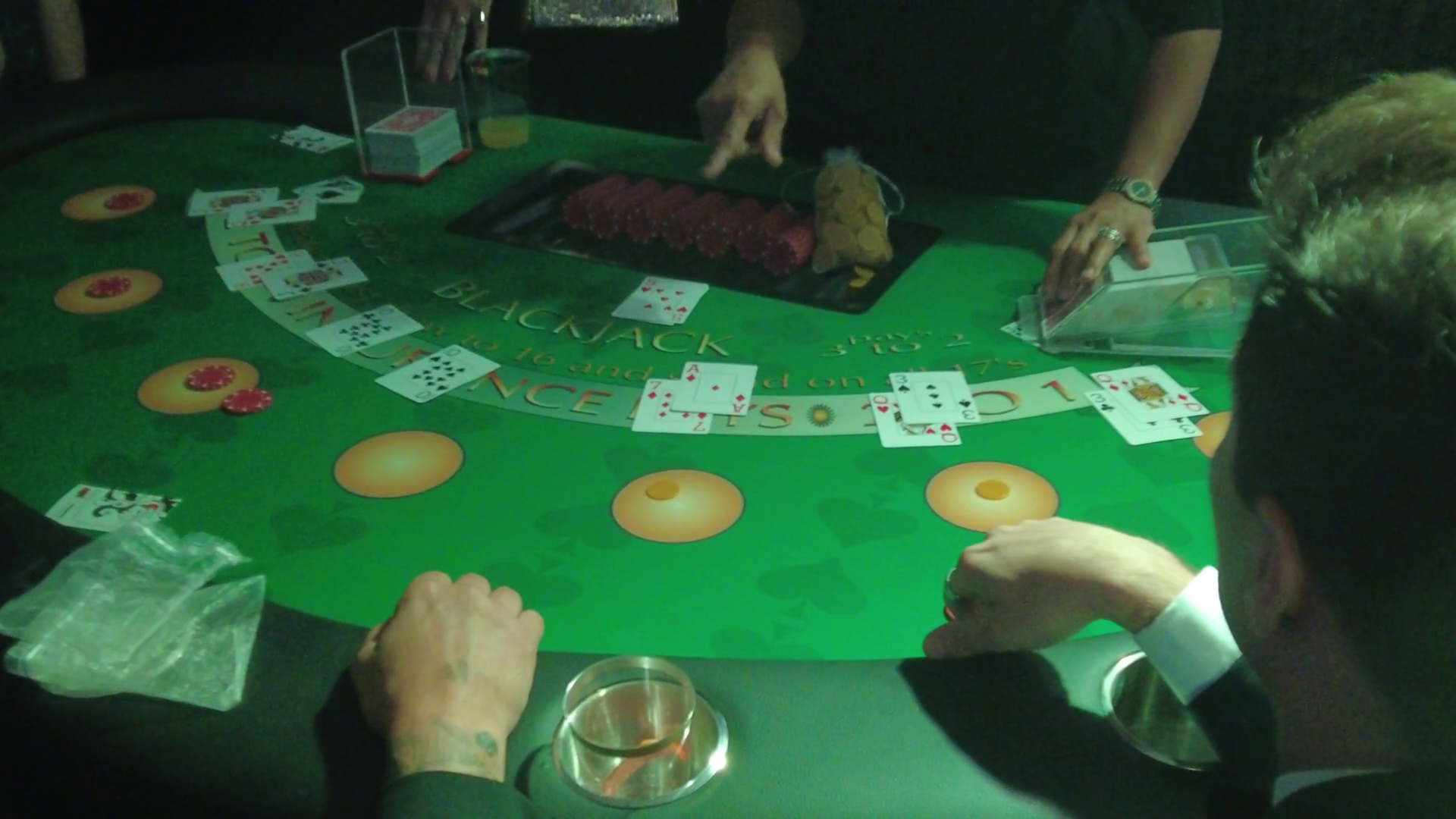 Agente com arma em um cassino